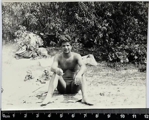 Shirtless Guy Trunks Bulge Muscle Affectionate Man With Cigarette Gay Int #102 - Bild 1 von 3