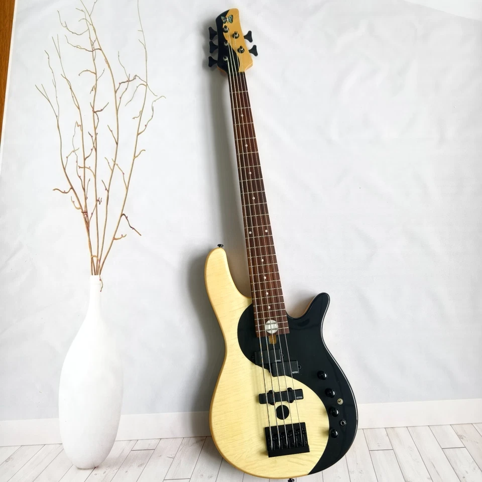 US  spot 5-string bass guitar with black hardware, made of maple neck - Image 1 of 4