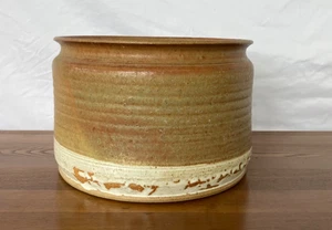 Earth tone hand-thrown pot/planter artist signed 10 inch circumference - Picture 1 of 8