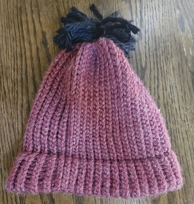 Gorro granate tejido hecho a mano con pompón negro único en su clase Foto 1 de 2