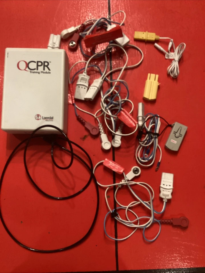 Módulo de entrenamiento Laerdal Q-CPR y cables surtidos Foto 1 de 4