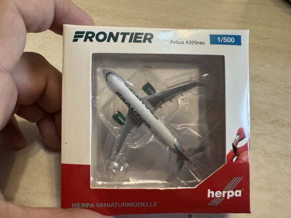 Aereo Herpa Airbus A320 neo Frontier 1:500 nuovo da collezione - Immagine 1 di 4