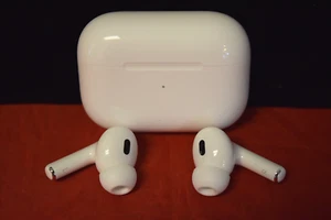 Apple AirPods Gen 2 With charger A2968 - Photo 1 sur 2