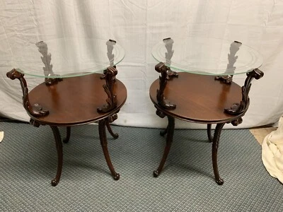 Antiguo par vintage de mesas auxiliares Fleur De Lis ornamentadas mesitas de noche Foto 1 de 4