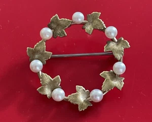 Broche broche corona hoja metal tono oro y perlas cultivadas Krementz vintage - Imagen 1 de 6