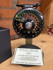 Abel Vaya 4/5 Fliegenrolle Larko Rainbow Finish Platinum Griff - Streams of Dreams - Bild 1 von 3