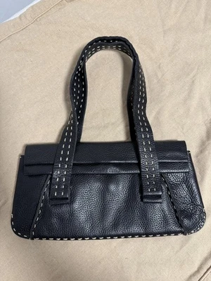 Bolso de hombro Charles David para mujer de cuero granulado negro con costuras en contraste Foto 1 de 4