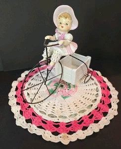 MCM Lefton 50er Jahre Keramik Mädchen in rosa mit Korb auf Fahrrad - RAR - Bild 1 von 15
