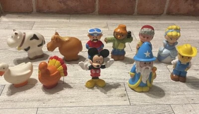 Lote de 11 figuras de Teeny Town Wizard y otras personas pequeñas como juguetes Foto 1 de 4