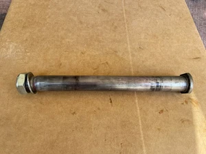 2024 KAWASAKI KX250F KX 250 F Rear AXLE AND NUT OEM - Foto 1 di 5