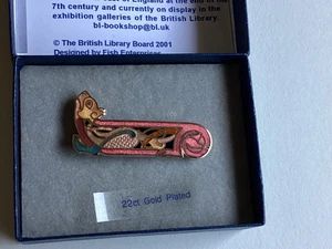 Lindisfarne Katze Emaille Brosche vergoldet British Library verpackt - Bild 1 von 6