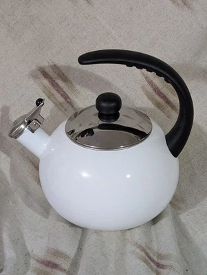 Tetera blanca Farberware Luna porcelana esmaltada 2,5 cuartos Foto 1 de 4