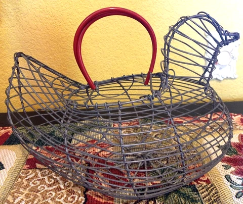 8 X 11"  WIDE VINTAGE/PRIMITIVE/FARMHOUSE WIRE CHICKEN EGG BASKET W/RED HANDLES Cover