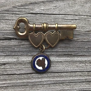 LITTLE  BROWN CHURCH Pin Brooch Nashua Iowa Skeleton Key Hearts Charm Vintage - Picture 1 of 12
