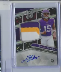 2024 Spectra Dallas Turner Rookie 3 colori patch autografo Vikings #222/60 - Foto 1 di 2