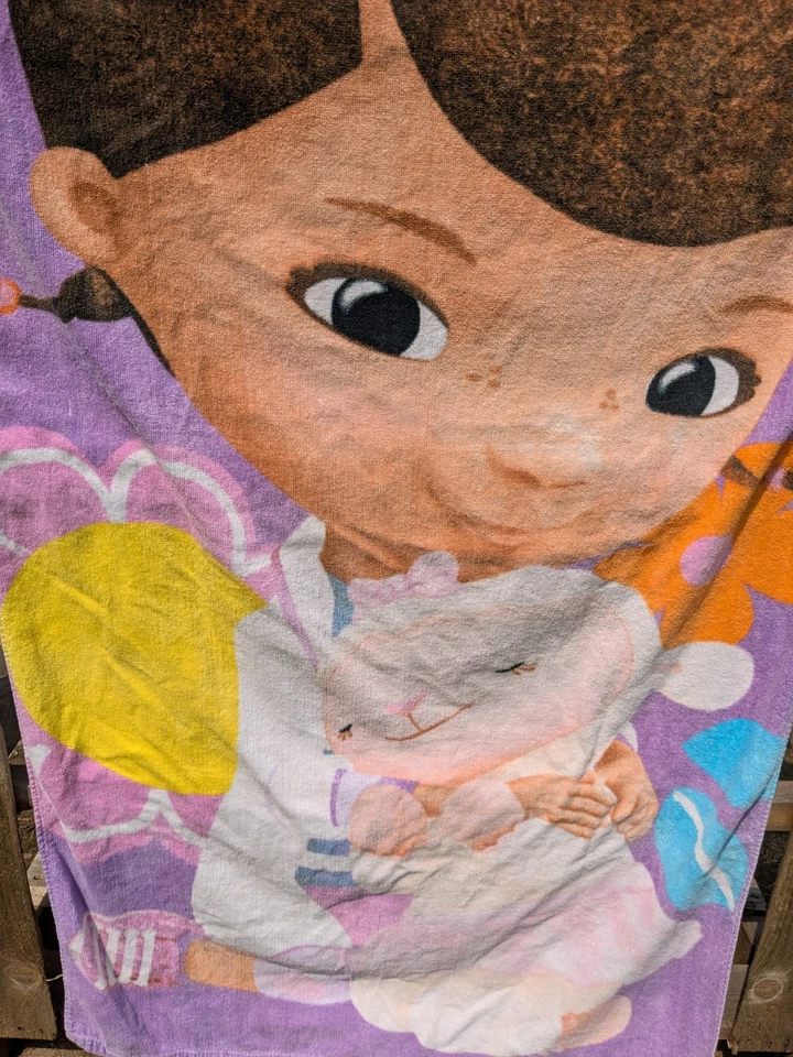 Toalla de baño de playa Disney Doc McStuffins Lamby Flor talla única Tollie Foto 1 de 4
