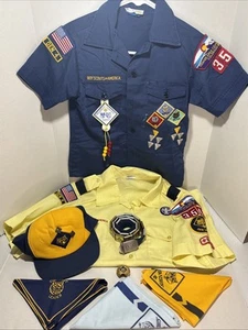 Pfadfinder Konvolut - Uniformhemden, Halstücher mit Schieber, Mütze & Gürtel mit Verdienstabzeichen - Bild 1 von 19