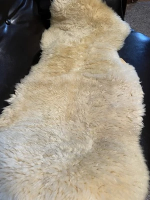Alfombra de piel de oveja genuina de IKEA decoración del hogar beige usada suavemente 38” de largo x 25” de ancho Foto 1 de 4