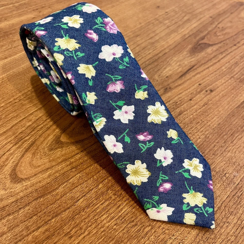 PENGUIN by MUNSINGWEAR Corbata Floral 100% Algodón Prendas para el Cuello Azul Marino y Blanco Margaritas Foto 1 de 4