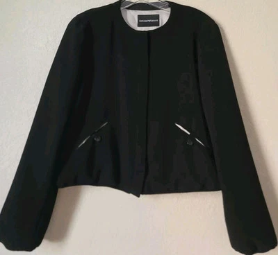 Chaqueta Emporio Armani Mujer Talla Grande Negra Texturizada Recortada Bolsillos Ligeros Foto 1 de 4