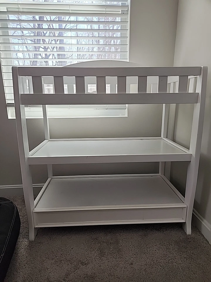 Mesa trocadora de madeira Delta Children Wilmington com almofada, branca - Imagem 1 de 1