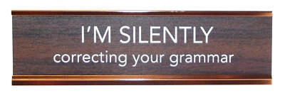 Letrero de escritorio de novedad LEMONSODA (estoy corrigiendo silenciosamente tu gramática) - marrón/dorado Foto 1 de 4