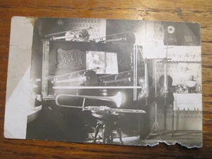 Interior de sala de postales con foto real con muchos instrumentos musicales - RPPC Townsend Hall - Imagen 1 de 4