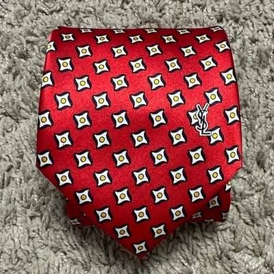 Corbata para hombre Yves Saint Laurent Paris seda roja patrón geométrico Foto 1 de 4