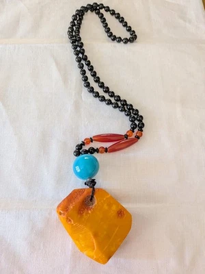 #0229: Un collar largo consiste en un gran colgante ámbar caramelo Foto 1 de 4