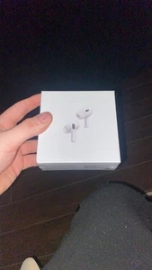 Apple AirPods Pro 2nd Generation with MagSafe Wireless Charging Case - White - Photo 1 sur 3