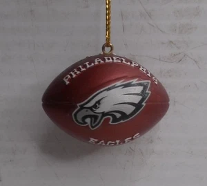 Philadelphia Eagles Fußball bemalt Metall Weihnachtsschmuck 1-3/4" L x 1-1/8" - Bild 1 von 3