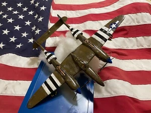 Trombettiere P-38J in volo con supporto, schema di vernice per camme per D-Day - Foto 1 di 13