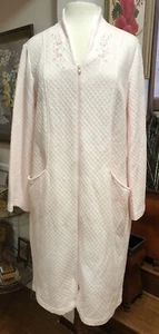 Miss Elaine kurzer Morgenmantel mit langen Ärmeln zartrosa kleiner Reißverschluss vorne - Bild 1 von 5