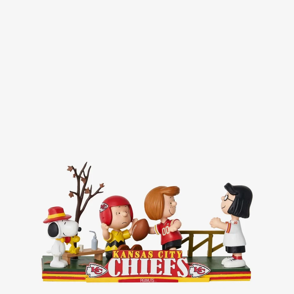 Футбольное поле Peanuts Gang Kansas City Chiefs 2023 Mini Bobble Scene с качающейся головой - Изображение 1 из 1