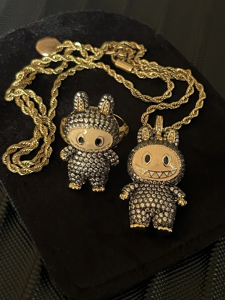 "Colgante Labubu chapado en oro de 18k en cadena de cuerda de 22"" con anillo ajustable". Foto 1 de 4