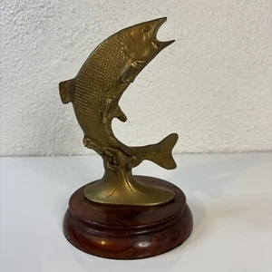 "Estatuilla de 8"" de pez salmón saltarín grande de latón vintage con base de madera" - Imagen 1 de 8
