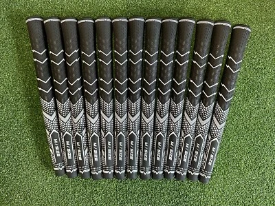 13 empuñaduras de golf medianas en blanco y negro Foto 1 de 4