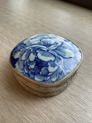 Antigua caja de fragmentos de porcelana plateada china azul y blanco vintage Foto 1 de 4