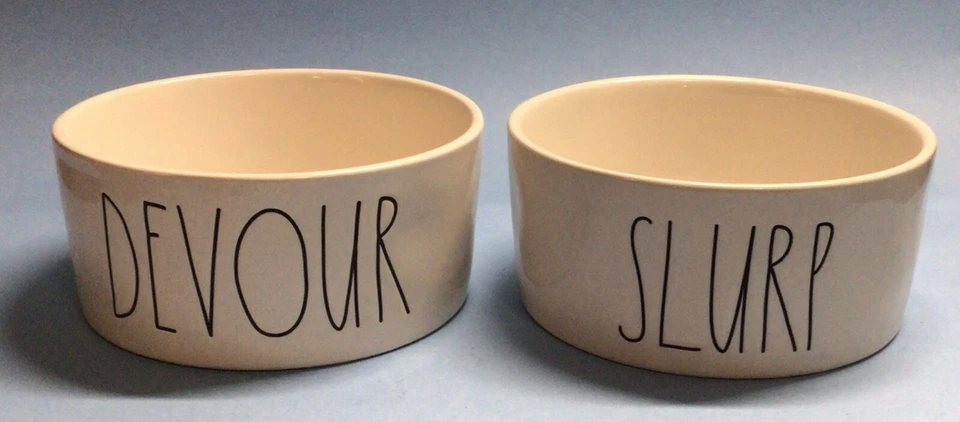 Conjunto de 2 pratos de comida Rae Dunn marfim cerâmica animal de estimação gato cachorro tigela, devorar e slurp - Imagem 1 de 4