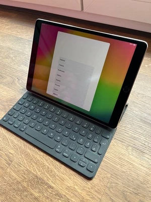 Apple iPad Pro 1. Gen 64GB, Wi-Fi + 4G, 10,5 Zoll - Space Grau - Bild 1 von 4