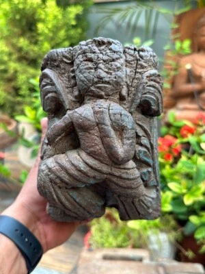 Antiguo soporte de figura de ángel rústico verde tallado a mano de madera de 1700 Foto 1 de 4