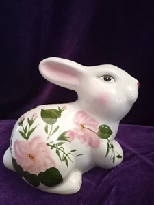 Coniglietto pasquale in ceramica dipinto a mano con fiori rosa 6'' - Foto 1 di 6