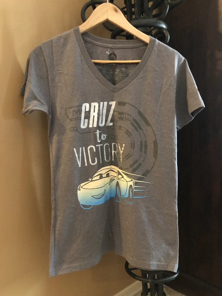 Disney Cars Cruz to Victory Grey T-Shirt Top SZ M MEDIUM 🏁 Foto 1 de 1
