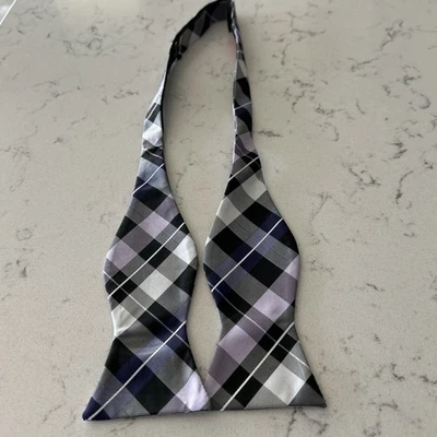Совершенно Q, микрофибра, черный/серый/белый, клетчатый классический регулируемый галстук-бабочка (2-1/2») - Изображение 1 из 4