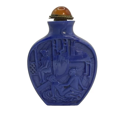 Antigua botella de tabaco china erótica de vidrio tallado azul con tapón de ágata Foto 1 de 4
