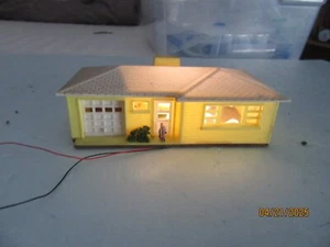 N - Plasticville LED Illuminated Bungalow w/ Open Garage Door 4.5" x 3" x 2" * - Picture 1 of 10