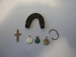 VINTAGE PURSE GOOD LUCK HORSE SHOE & SILVER GOLD MINIATURE ST CHRISTOPHER CROSS - Picture 1 of 8