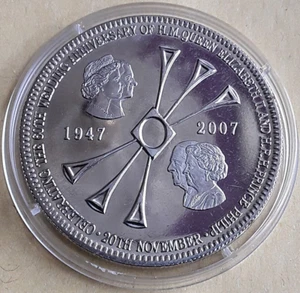 2007 TDC £5 QUEEN ELIZABETH 11 & PHILIP 60th WEDDING ANNIVERSARY IN CAPSULE - Picture 1 of 2