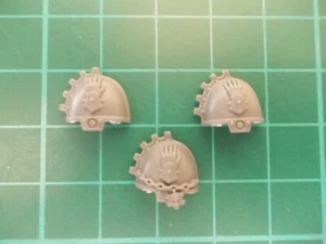 Warhammer 40K - 3 Iron hands Primaris Gravis shoulder pads - 40k bits - Picture 1 of 1