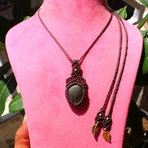 Collana artigianale pietra preziosa Reiki ciondolo boho macramè pirite dorata naturale - Foto 1 di 17